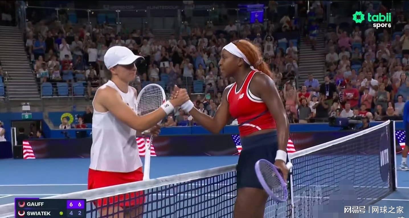 开云体育官网-斯瓦泰克遭高芙横扫吞下四连败黑脸离场，教练费赛特再遭网友围攻